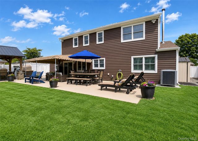 42 Live Oak Drive, Holbrook, NY 11741