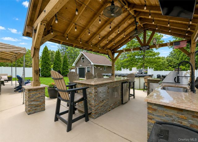 42 Live Oak Drive, Holbrook, NY 11741