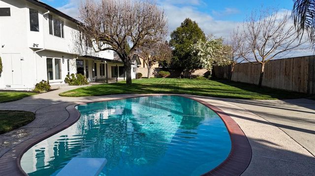 606 Hartley Dr, Modesto, CA 95356