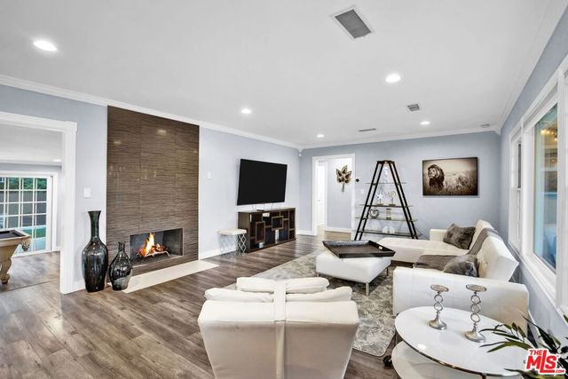 8345 White Oak Avenue, Los Angeles, CA 91325