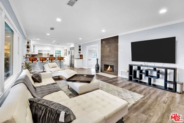 8345 White Oak Avenue, Los Angeles, CA 91325