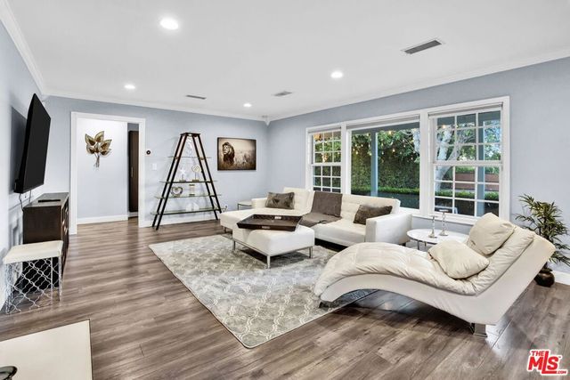 8345 White Oak Avenue, Los Angeles, CA 91325