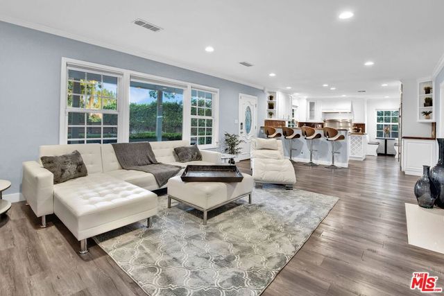 8345 White Oak Avenue, Los Angeles, CA 91325