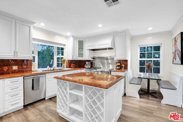 8345 White Oak Avenue, Los Angeles, CA 91325
