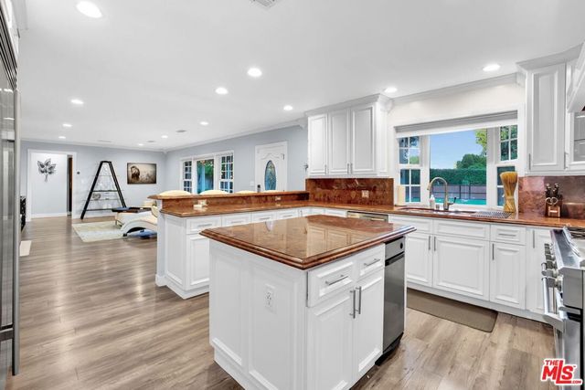 8345 White Oak Avenue, Los Angeles, CA 91325