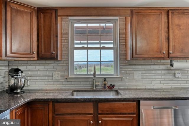 211 OVAL DR, Hamburg, PA 19526