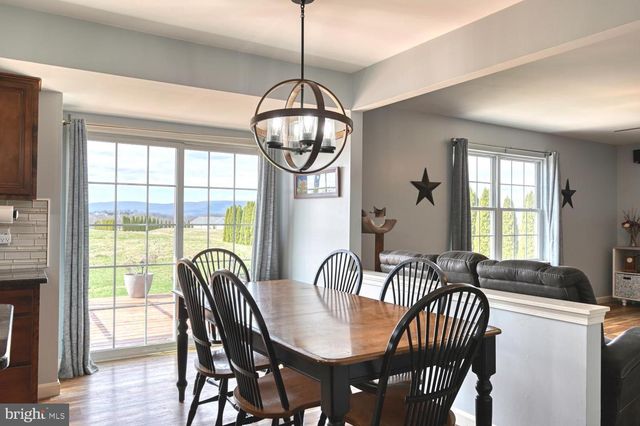 211 OVAL DR, Hamburg, PA 19526