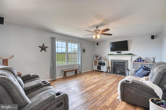 211 OVAL DR, Hamburg, PA 19526