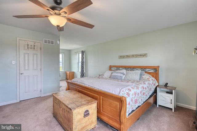 211 OVAL DR, Hamburg, PA 19526