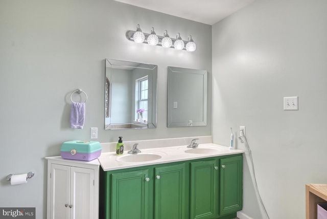 211 OVAL DR, Hamburg, PA 19526