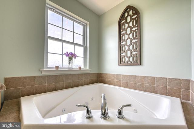 211 OVAL DR, Hamburg, PA 19526