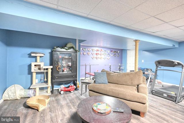 211 OVAL DR, Hamburg, PA 19526