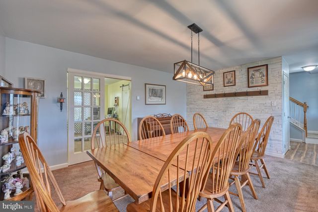 211 OVAL DR, Hamburg, PA 19526