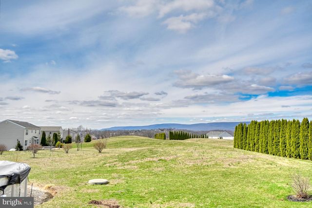 211 OVAL DR, Hamburg, PA 19526