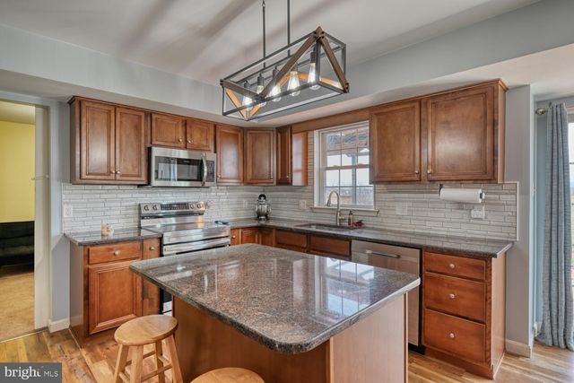 211 OVAL DR, Hamburg, PA 19526