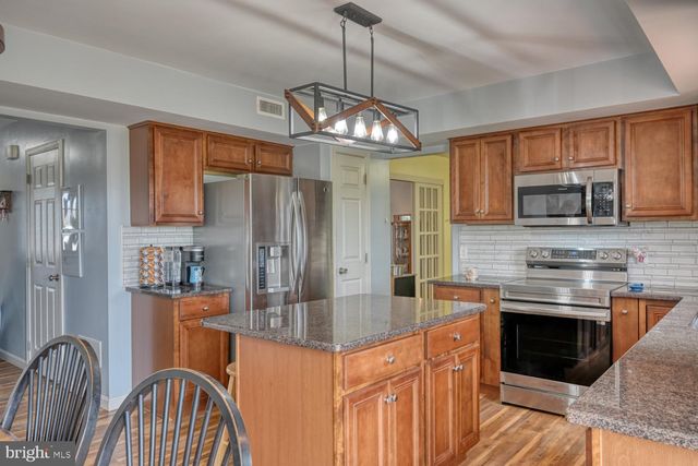 211 OVAL DR, Hamburg, PA 19526