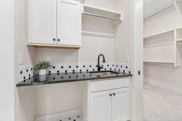 345 N Jackson Heights Ct, Wichita, KS 67206