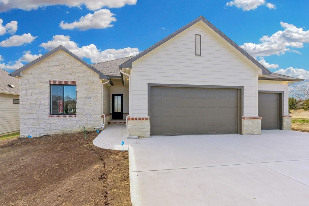 345 N Jackson Heights Ct, Wichita, KS 67206