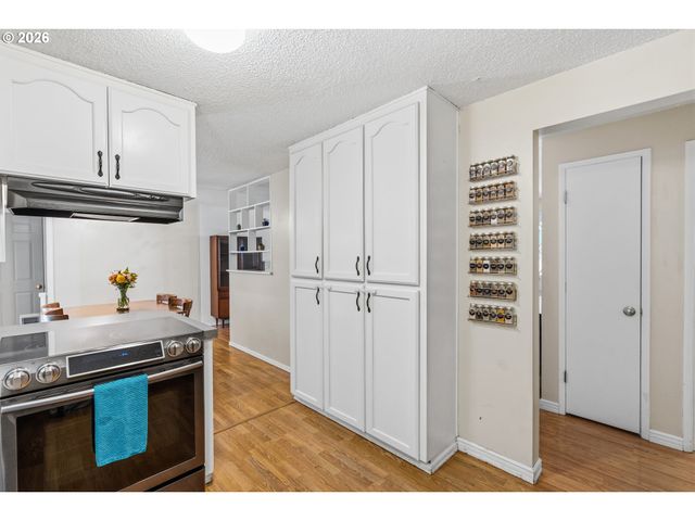 1127 PONDEROSA Ct, Springfield, OR 97477