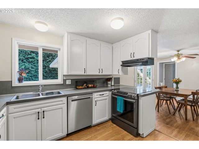 1127 PONDEROSA Ct, Springfield, OR 97477