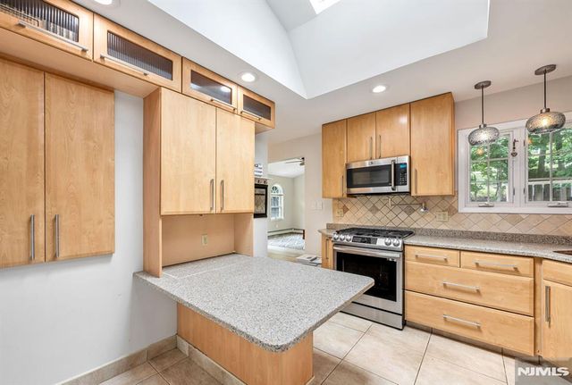 327 Hil Ray Avenue, Wyckoff, NJ 07481