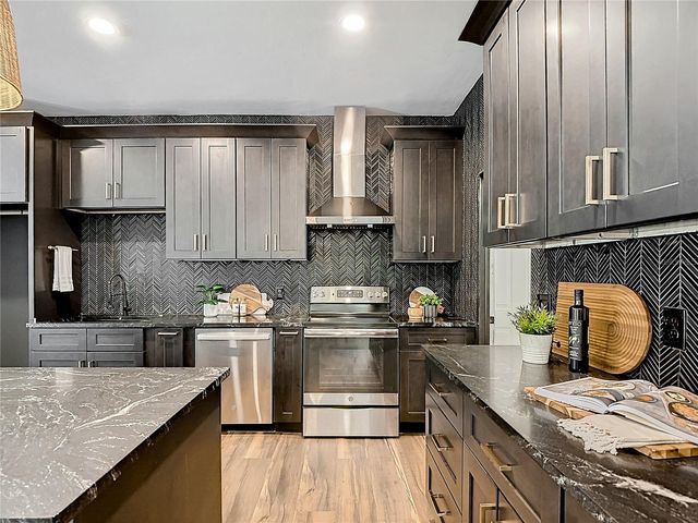 130 16TH AVENUE NE, Naples, FL 34120