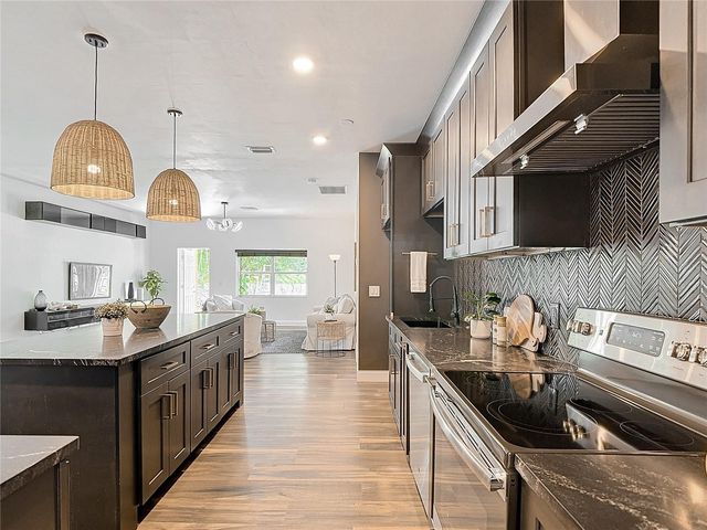 130 16TH AVENUE NE, Naples, FL 34120