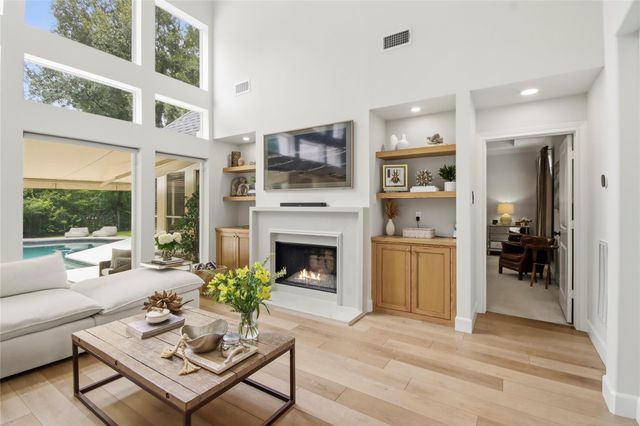 3 Edgecliff Place, The Woodlands, TX 77382