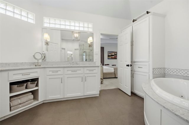 3 Edgecliff Place, The Woodlands, TX 77382