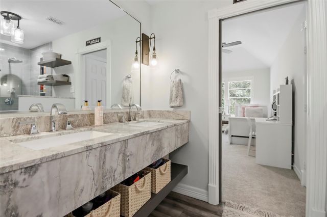 3 Edgecliff Place, The Woodlands, TX 77382