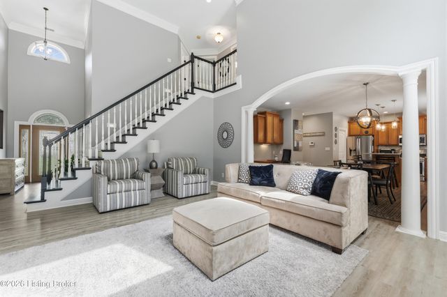 9713 Secretariat Dr, Louisville, KY 40214