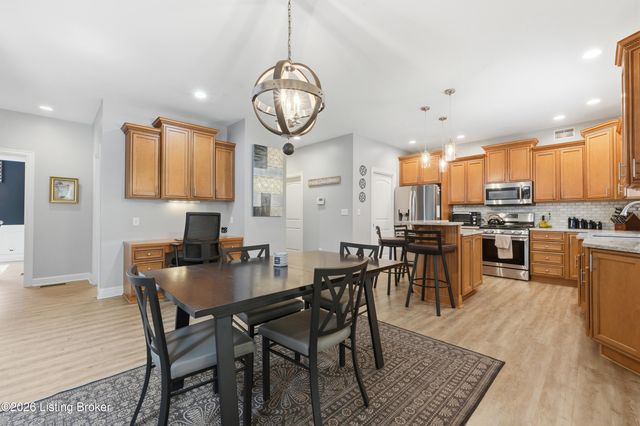 9713 Secretariat Dr, Louisville, KY 40214