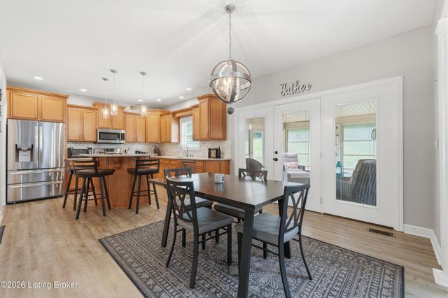 9713 Secretariat Dr, Louisville, KY 40214
