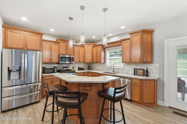 9713 Secretariat Dr, Louisville, KY 40214