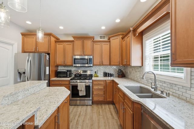 9713 Secretariat Dr, Louisville, KY 40214