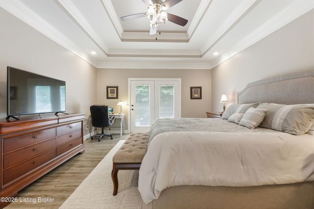 9713 Secretariat Dr, Louisville, KY 40214