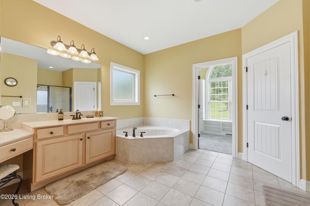 9713 Secretariat Dr, Louisville, KY 40214