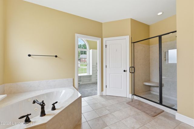 9713 Secretariat Dr, Louisville, KY 40214