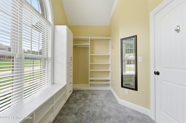 9713 Secretariat Dr, Louisville, KY 40214