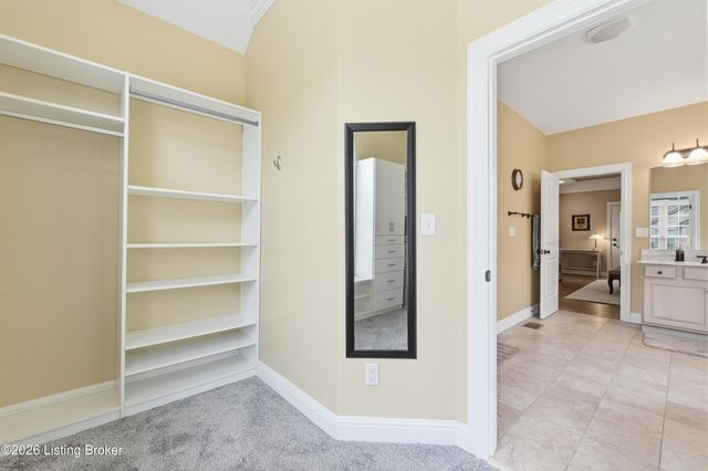 9713 Secretariat Dr, Louisville, KY 40214
