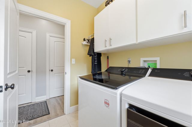 9713 Secretariat Dr, Louisville, KY 40214