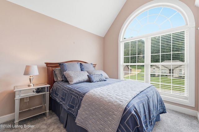 9713 Secretariat Dr, Louisville, KY 40214