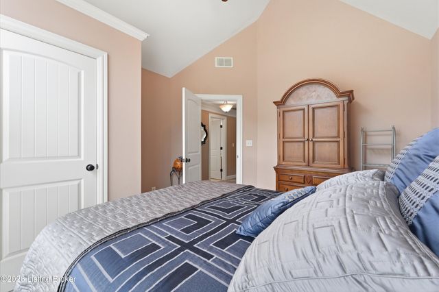9713 Secretariat Dr, Louisville, KY 40214