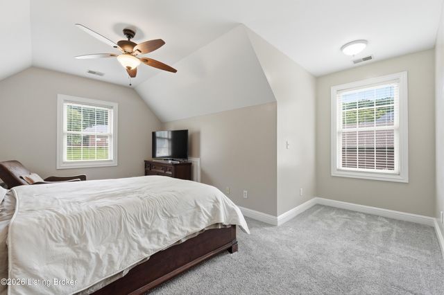 9713 Secretariat Dr, Louisville, KY 40214