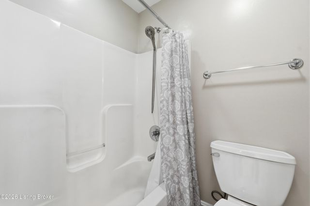 9713 Secretariat Dr, Louisville, KY 40214