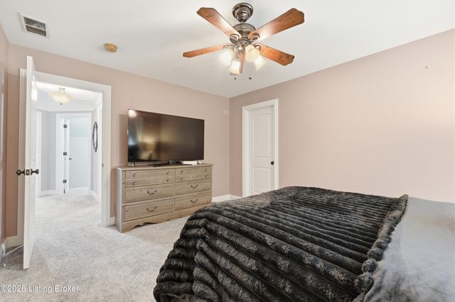 9713 Secretariat Dr, Louisville, KY 40214