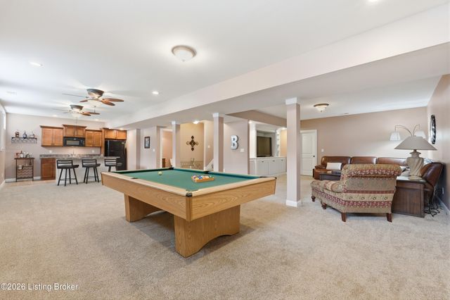 9713 Secretariat Dr, Louisville, KY 40214