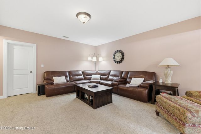 9713 Secretariat Dr, Louisville, KY 40214