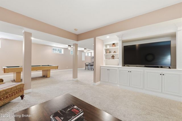 9713 Secretariat Dr, Louisville, KY 40214