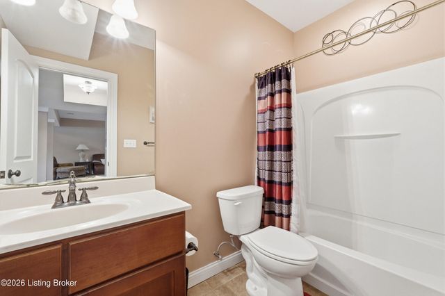9713 Secretariat Dr, Louisville, KY 40214